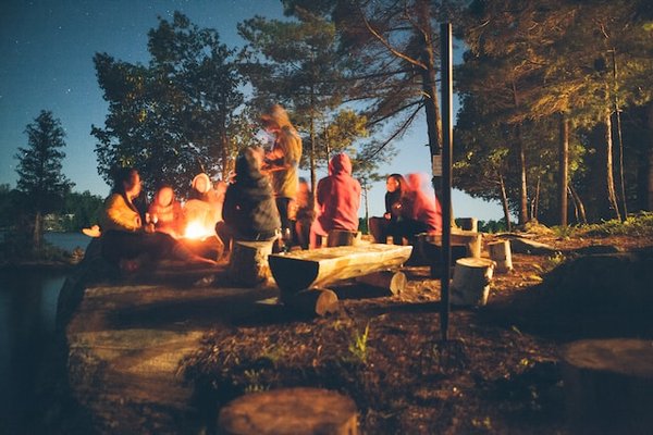 Quels sont les équipements indispensables pour un camping en région de désert froid en hiver?